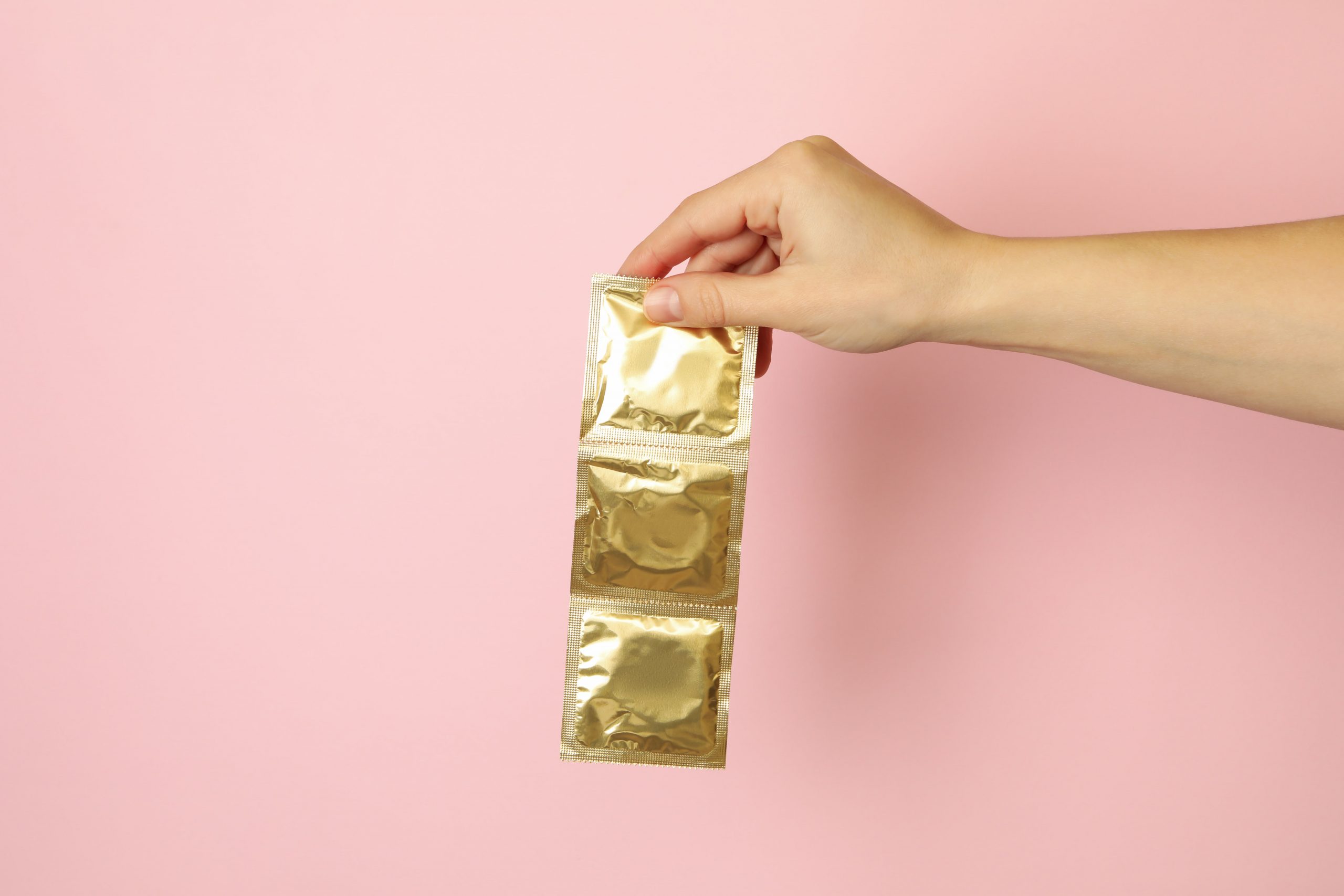 Les 5 avantages de se masturber avec un préservatif + 3 techniques